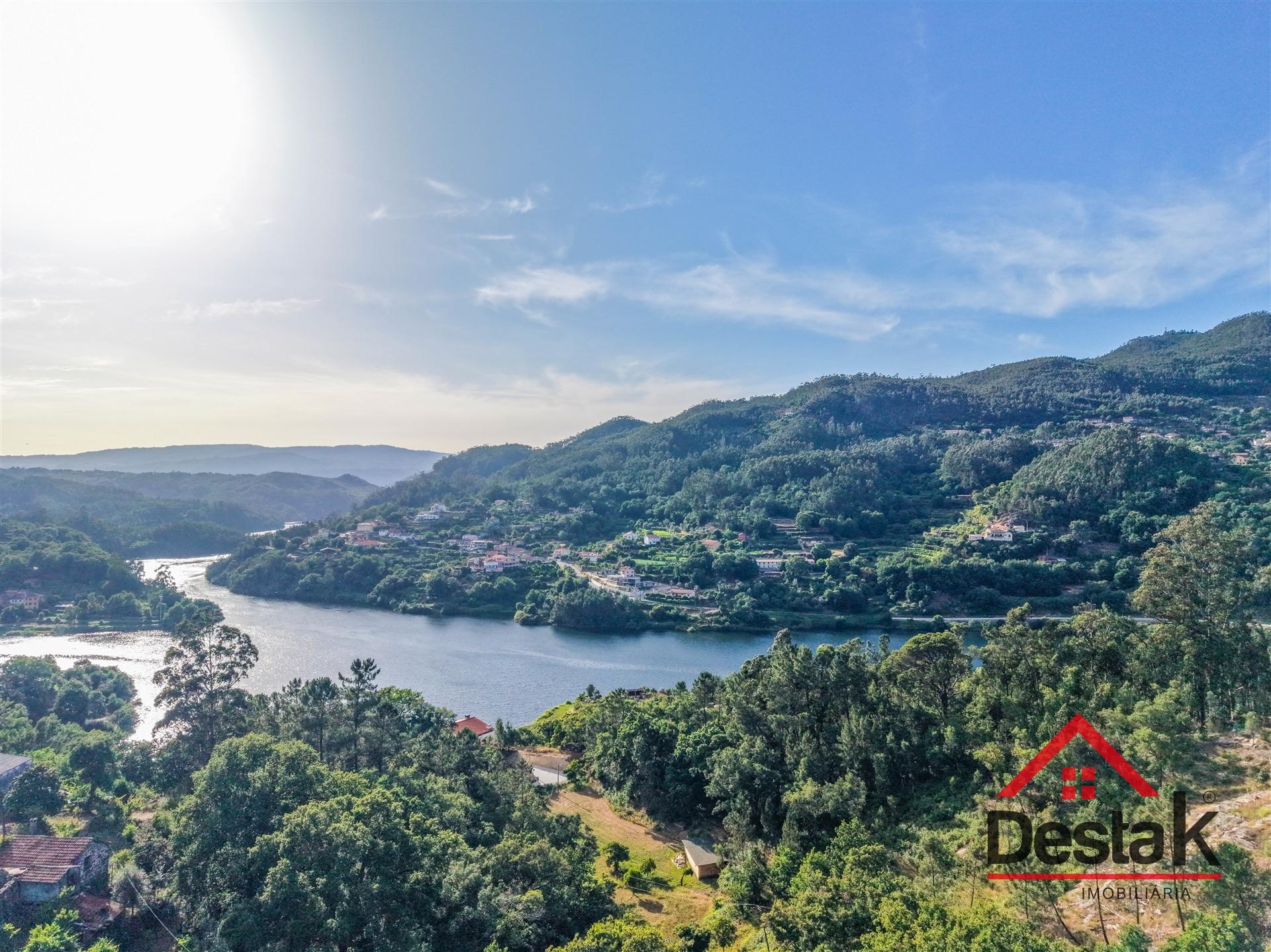 Duas Moradias com Vista Rio  a 2 min da Zona de Fruição Ribeirinha de Sejães, Oliveira De Frades