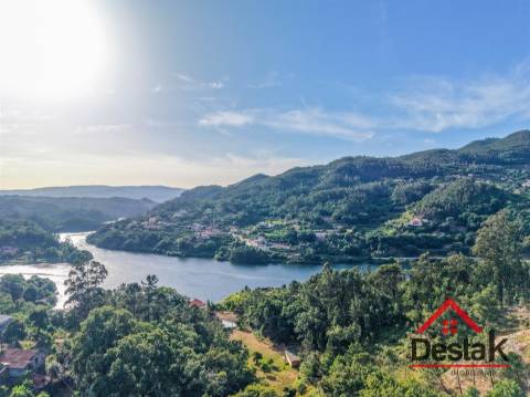 Duas Moradias com Vista Rio  a 2 min da Zona de Fruição Ribeirinha de Sejães, Oliveira De Frades