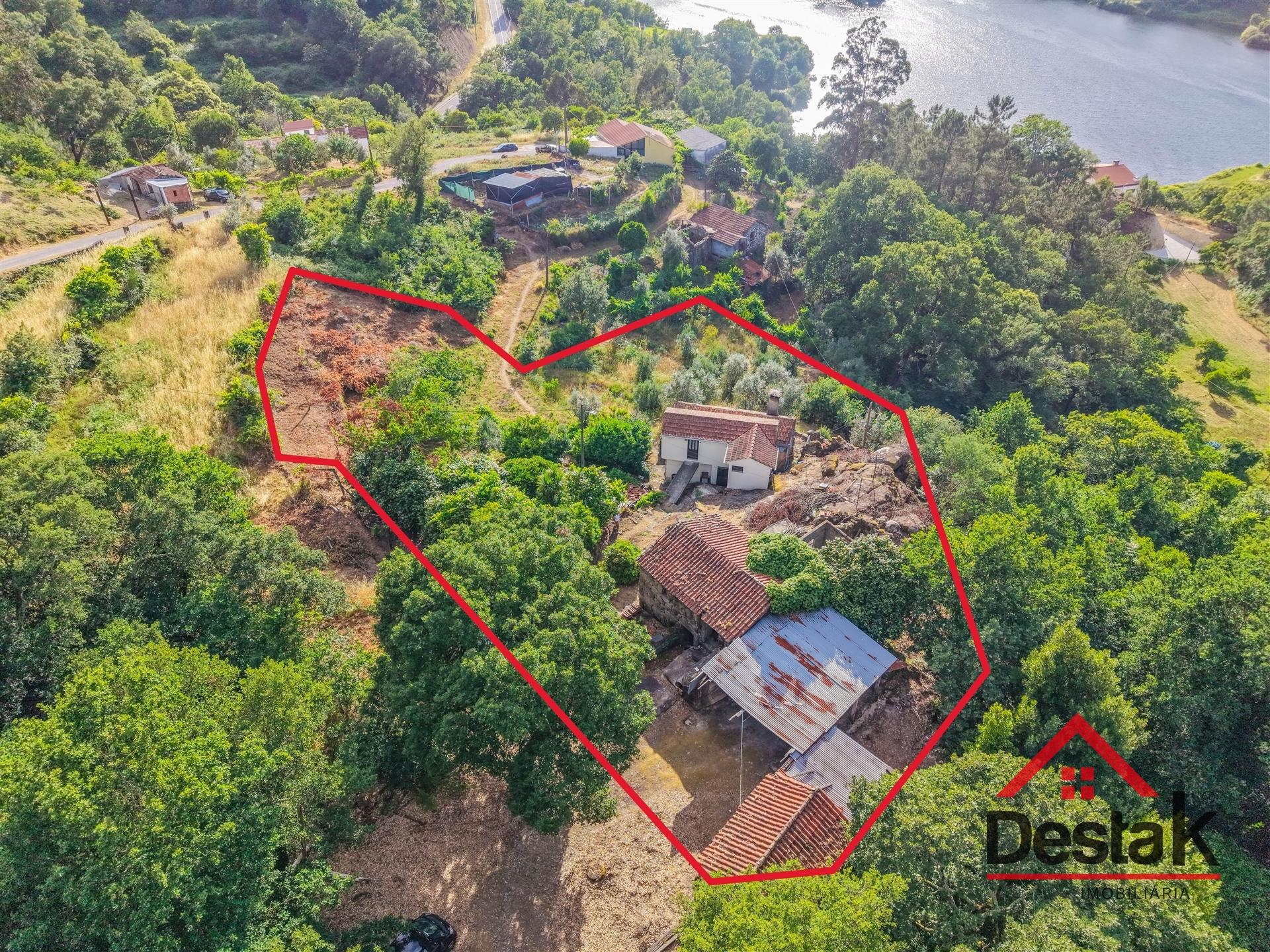 Duas Moradias com Vista Rio  a 2 min da Zona de Fruição Ribeirinha de Sejães, Oliveira De Frades