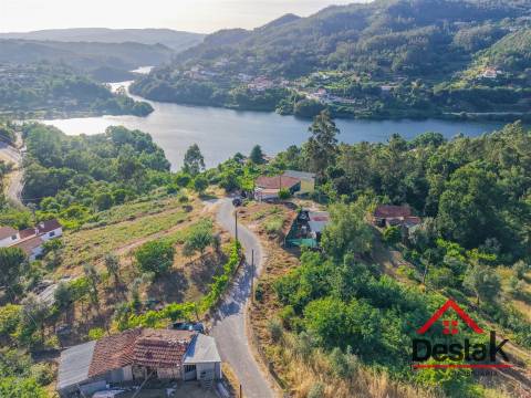 Duas Moradias com Vista Rio  a 2 min da Zona de Fruição Ribeirinha de Sejães, Oliveira De Frades