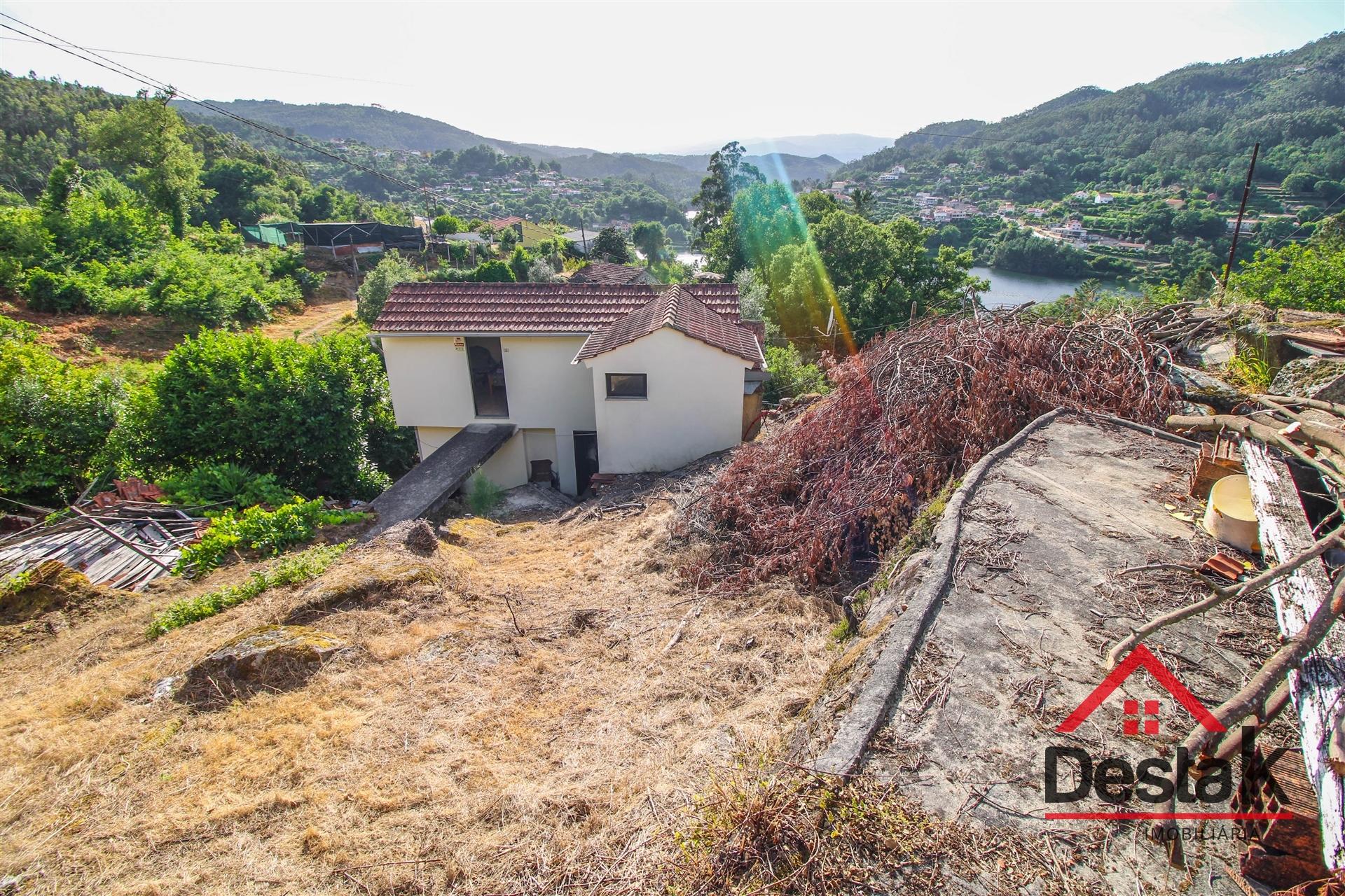 Duas Moradias com Vista Rio  a 2 min da Zona de Fruição Ribeirinha de Sejães, Oliveira De Frades