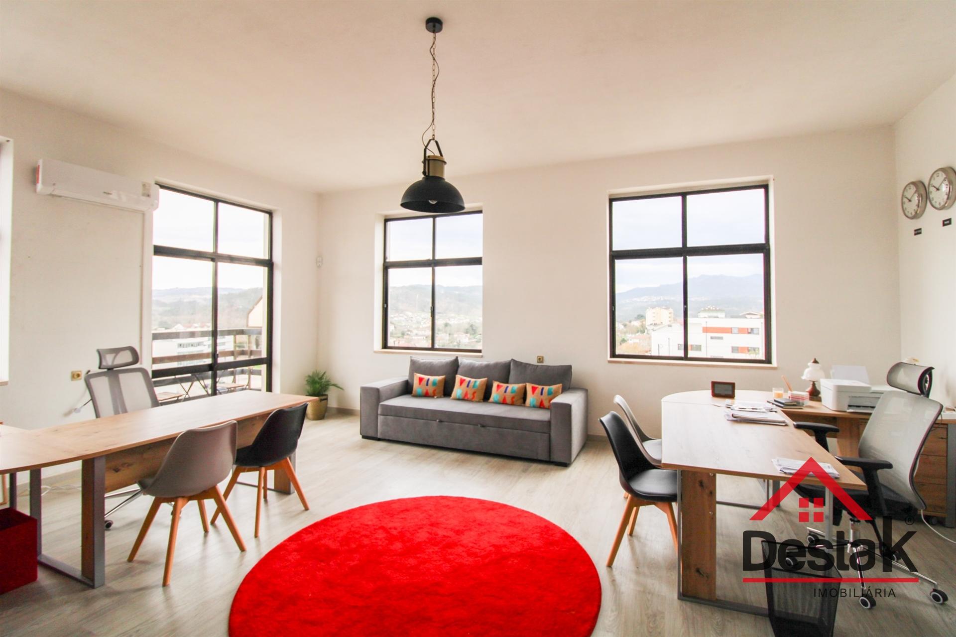 Conjunto de 5 Lojas com 120 m² | Centro de São Pedro do Sul | Excelente Oportunidade de Investimento