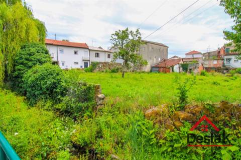 Terreno Misto com três moradias para reconstruir