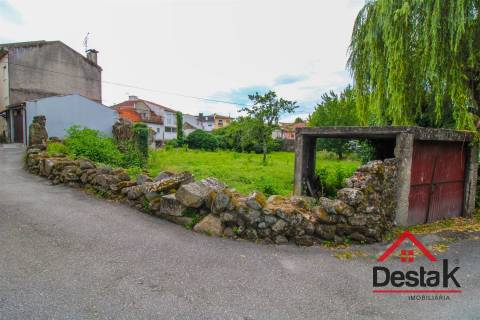 Terreno Misto com três moradias para reconstruir