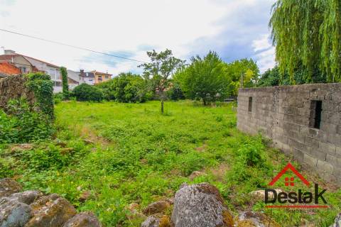 Terreno Misto com três moradias para reconstruir