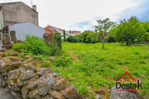 Terreno Misto com três moradias para reconstruir