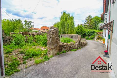 Terreno Misto com três moradias para reconstruir