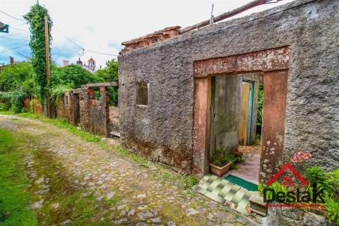 Terreno Misto com três moradias para reconstruir
