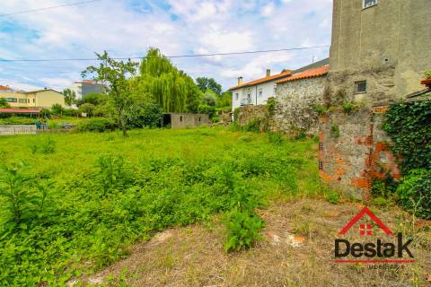 Terreno Misto com três moradias para reconstruir