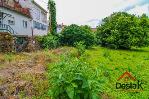 Terreno Misto com três moradias para reconstruir