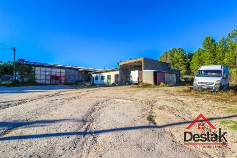 Armazém com área bruta de construção de 696 m² em Sernancelhe