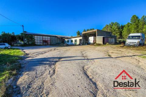 Armazém com área bruta de construção de 696 m² em Sernancelhe