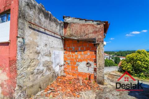 Moradia para reconstruir em Ranhados