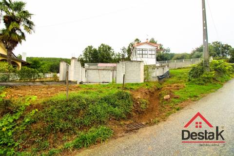 Terreno com 669 m², projeto aprovado e fundações edificadas, a 5 minutos da cidade