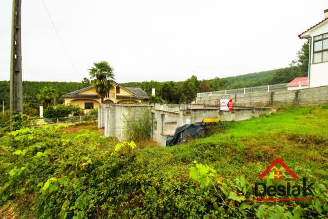 Terreno com 669 m², projeto aprovado e fundações edificadas, a 5 minutos da cidade