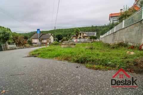 Terreno com 669 m², projeto aprovado e fundações edificadas, a 5 minutos da cidade