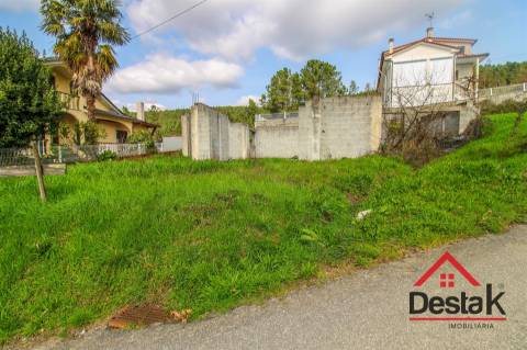 Terreno com 669 m², projeto aprovado e fundações edificadas, a 5 minutos da cidade