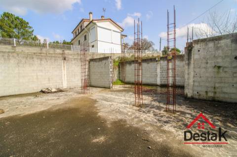 Terreno com 669 m², projeto aprovado e fundações edificadas, a 5 minutos da cidade