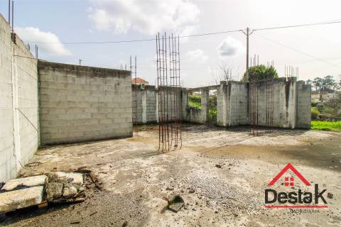 Terreno com 669 m², projeto aprovado e fundações edificadas, a 5 minutos da cidade