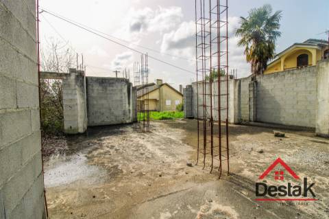 Terreno com 669 m², projeto aprovado e fundações edificadas, a 5 minutos da cidade