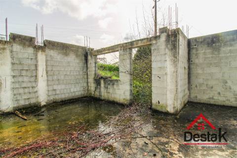 Terreno com 669 m², projeto aprovado e fundações edificadas, a 5 minutos da cidade