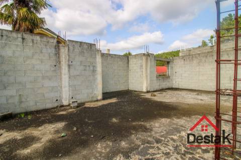 Terreno com 669 m², projeto aprovado e fundações edificadas, a 5 minutos da cidade