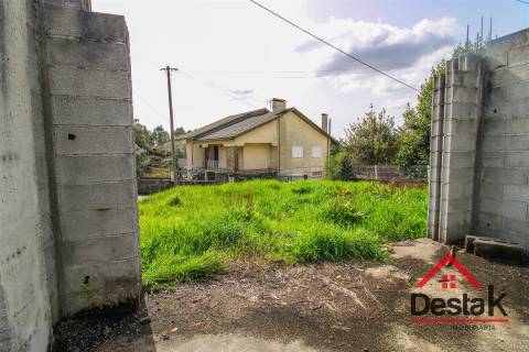 Terreno com 669 m², projeto aprovado e fundações edificadas, a 5 minutos da cidade