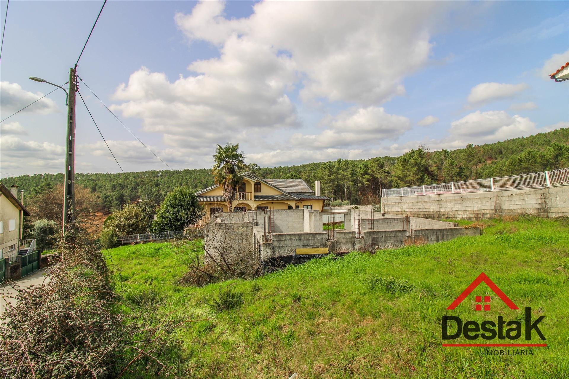 Terreno com 669 m², projeto aprovado e fundações edificadas, a 5 minutos da cidade