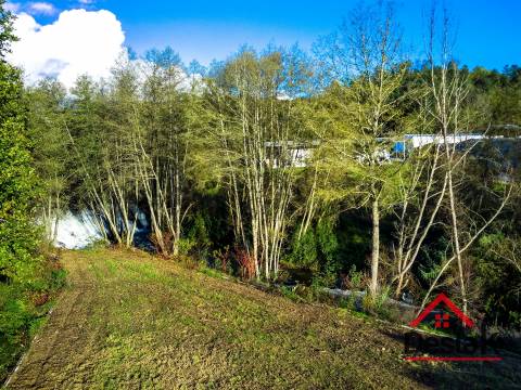 Quintinha à beira rio, com casa (antigo moinho) para reconstrução e 3000 m ² de terreno