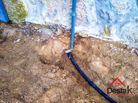 Quintinha à beira rio, com casa (antigo moinho) para reconstrução e 3000 m ² de terreno