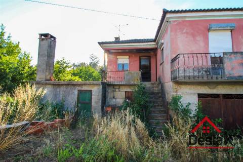 Moradia V3 para restaurar a cerca de 15 minutos da cidade de Viseu