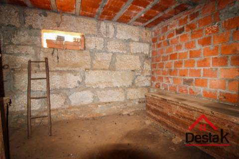 Moradia V3 para restaurar a cerca de 15 minutos da cidade de Viseu