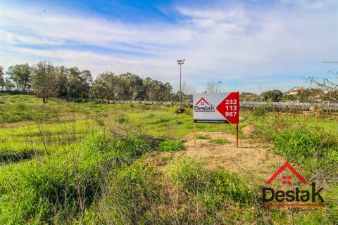 Terreno de construção com 630m², situado na Lajeosa do Daõ, Tondela.