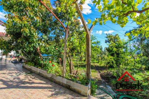 Quinta para venda na Lufinha, Ribafeita composta por duas moradias e um terreno com 2400 m²