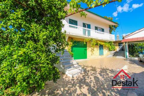 Quinta para venda na Lufinha, Ribafeita composta por duas moradias e um terreno com 2400 m²