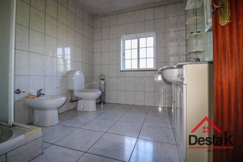 Quinta para venda na Lufinha, Ribafeita composta por duas moradias e um terreno com 2400 m²