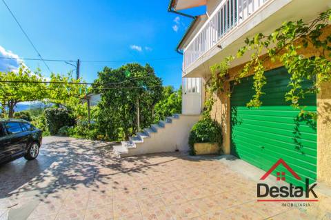 Quinta para venda na Lufinha, Ribafeita composta por duas moradias e um terreno com 2400 m²