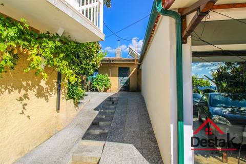 Quinta para venda na Lufinha, Ribafeita composta por duas moradias e um terreno com 2400 m²