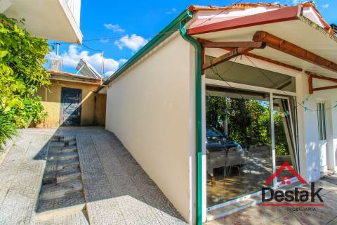 Quinta para venda na Lufinha, Ribafeita composta por duas moradias e um terreno com 2400 m²