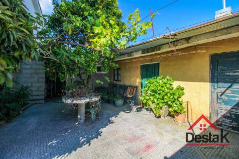 Quinta para venda na Lufinha, Ribafeita composta por duas moradias e um terreno com 2400 m²