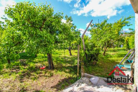 Quinta para venda na Lufinha, Ribafeita composta por duas moradias e um terreno com 2400 m²