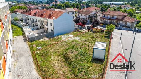 Terreno para construção com área total de 685 m2 situado em Travassós de Baixo