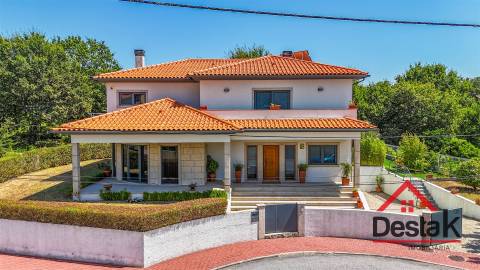 Moradia V4 de Excelência com Jardim em Viseu