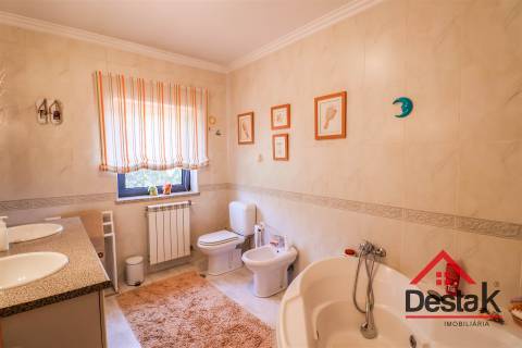 Moradia V4 de Excelência com Jardim em Viseu