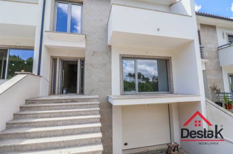 Moradia em banda V3 em construção para venda em Viseu