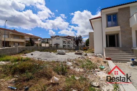 Moradia em banda V3 em construção para venda em Viseu