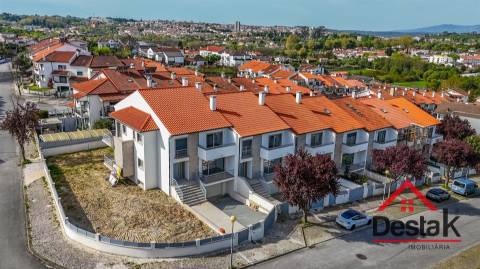Moradia em banda V3 em construção para venda em Viseu