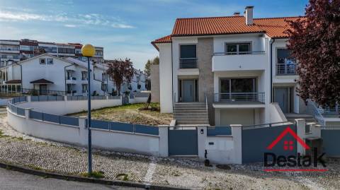 Moradia em banda V3 em construção para venda em Viseu