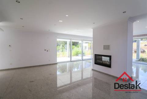 Quinta com cerca de 22.500 m² constituída por moradia V5 em Viseu