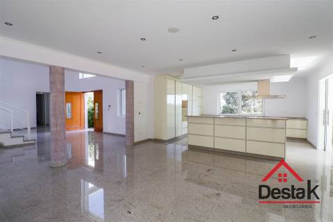 Quinta com cerca de 22.500 m² constituída por moradia V5 em Viseu